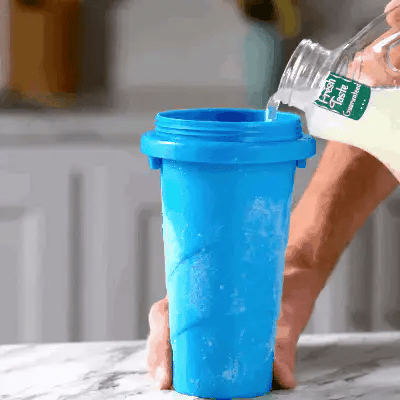 Kaltes Getr&auml;nk wird in den Slushy Cup gegossen