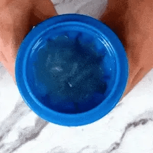 Slushy Cup wird gedr&uuml;ckt, bis ein Slushy entsteht